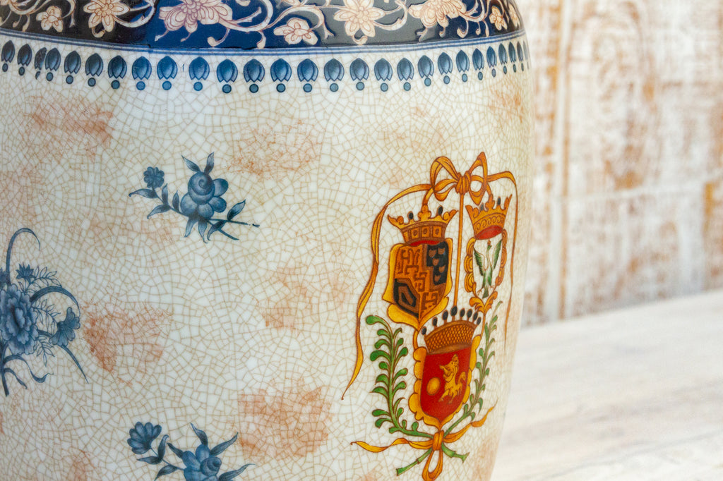Elegant Chinese Export Painted Vase (Trade)