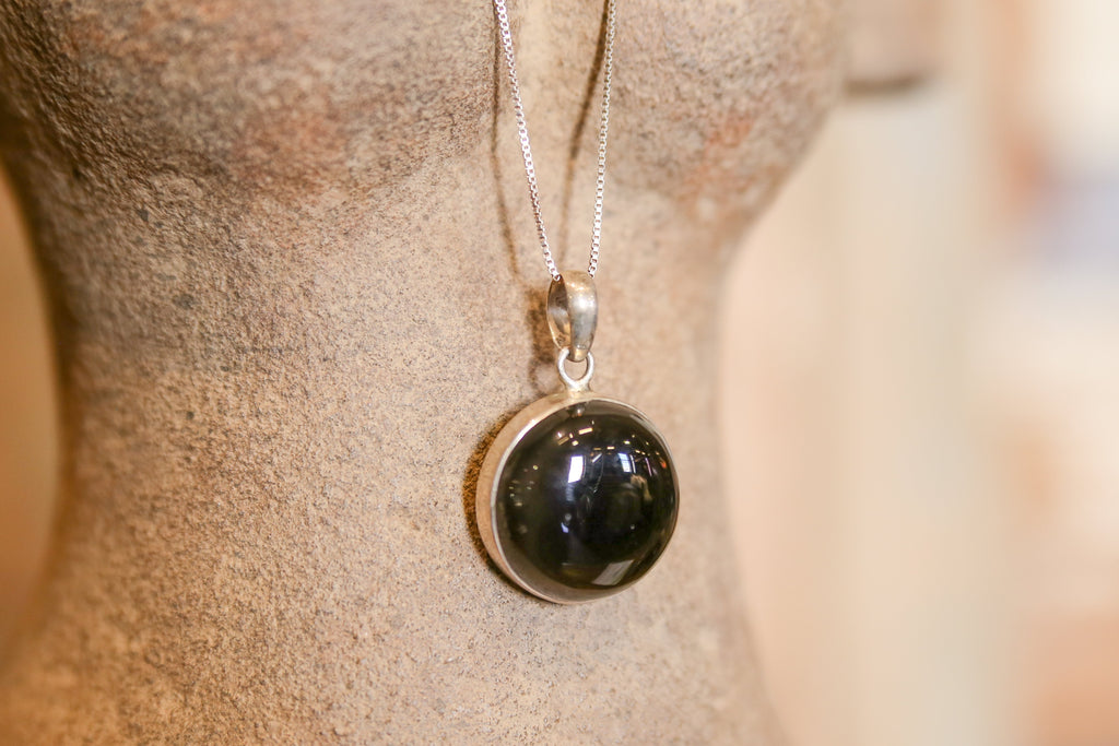 Round Onyx Pendant with Silver Chain (Trade)