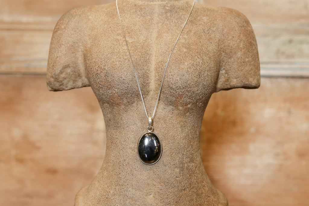 Graceful Onyx Pendant with Silver Chain (Trade)