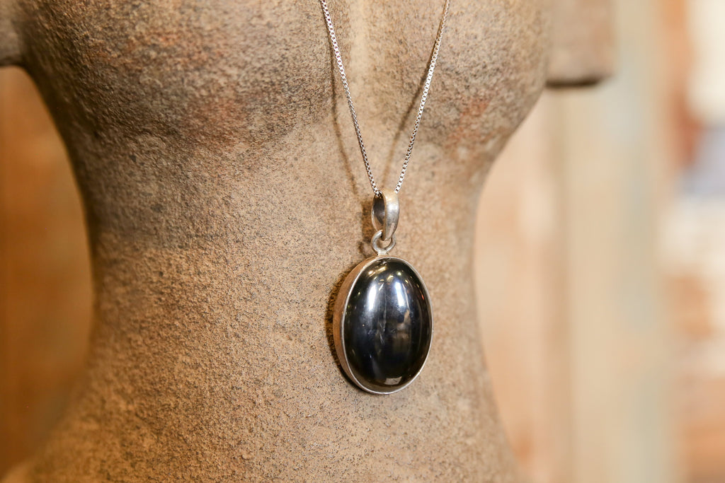 Graceful Onyx Pendant with Silver Chain (Trade)
