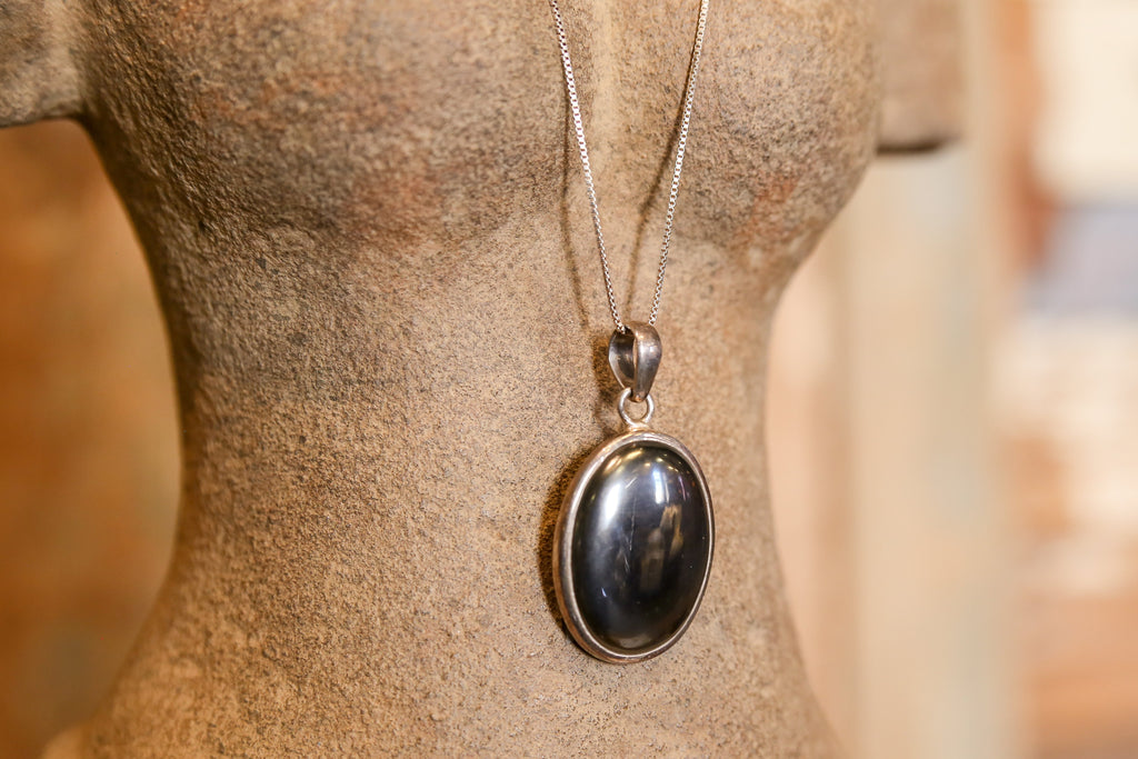 Elegant Onyx Pendant with Silver Chain (Trade)