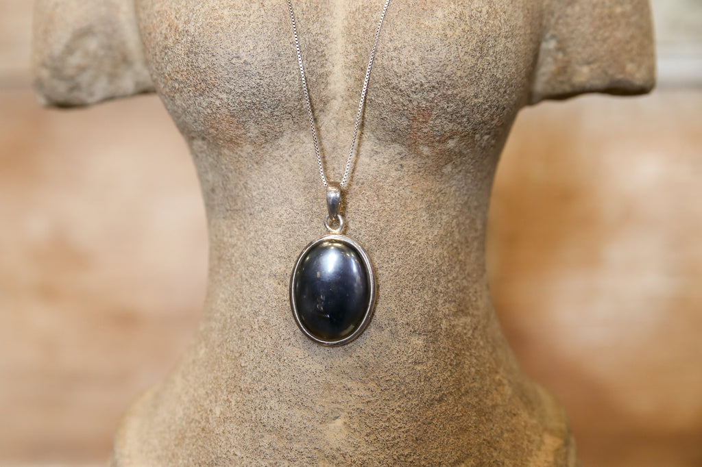 Elegant Onyx Pendant with Silver Chain (Trade)
