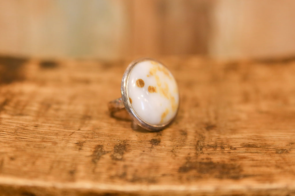 Enchanting White Agate Stone Ring (Trade)